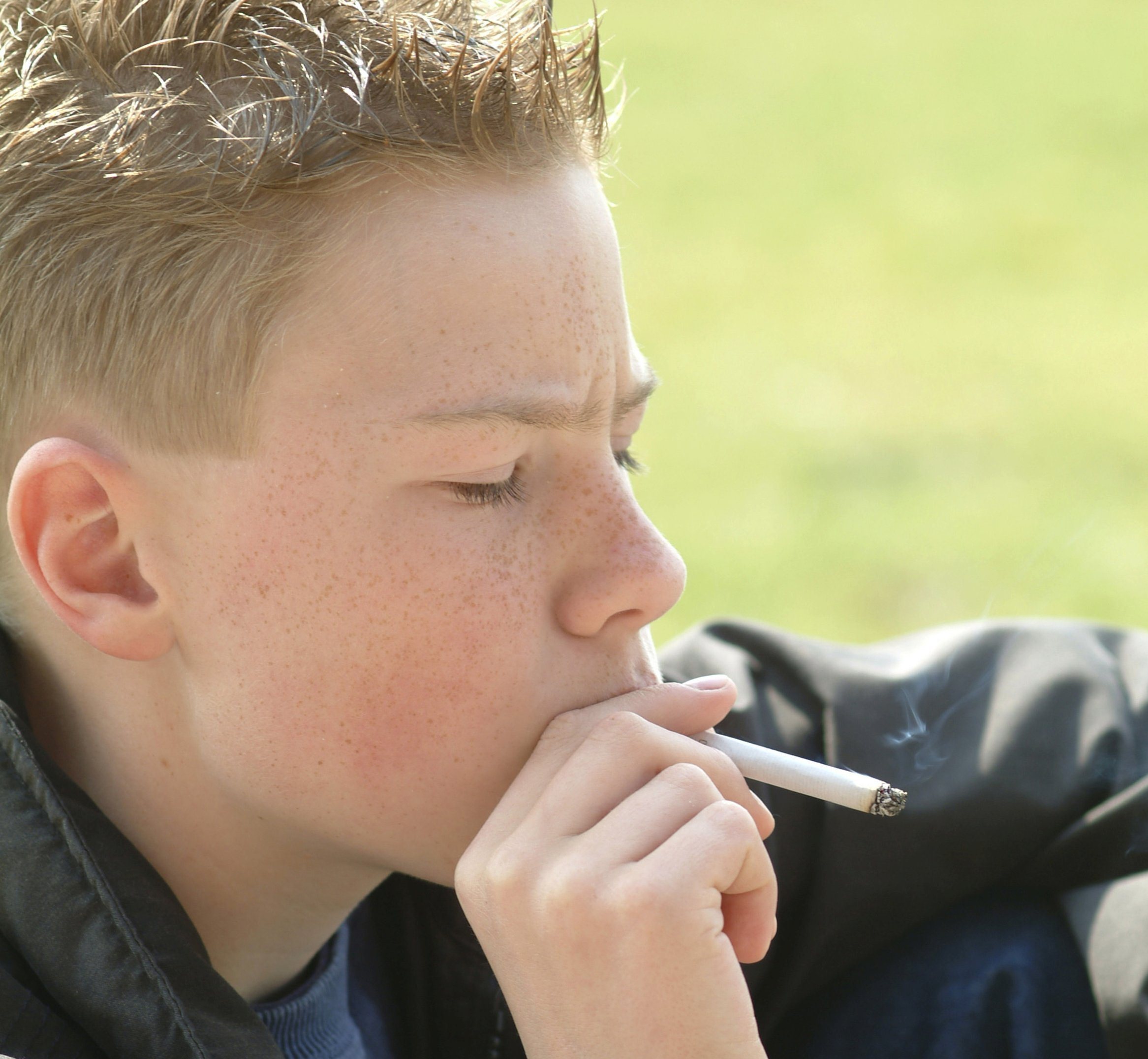 Подросток с сигаретой